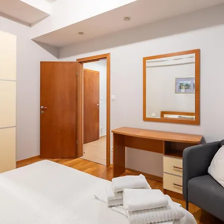 Appartement Brkic With Private Parking Makarska